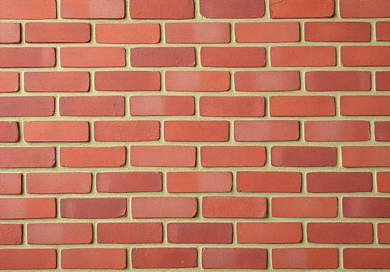 Ponçage et rebouchage des fissures avant mise en peinture